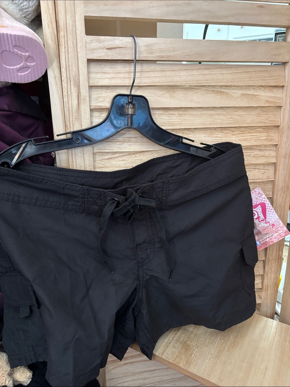 Women’s Black Drawstring Cargo Board Shorts 4 NWT